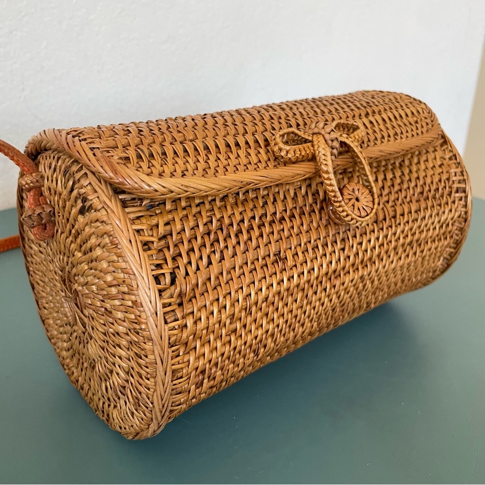Rattan Wicker Woven Crossbody Bag Cognac Brown Oval cylinder shape leather strap - Picture 2 of 13